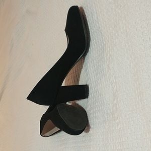 Black pumps